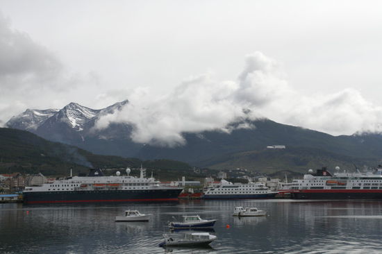 Panorama von Ushuaia mit dem Bergrücken der 5 Brüder und dem Hafen