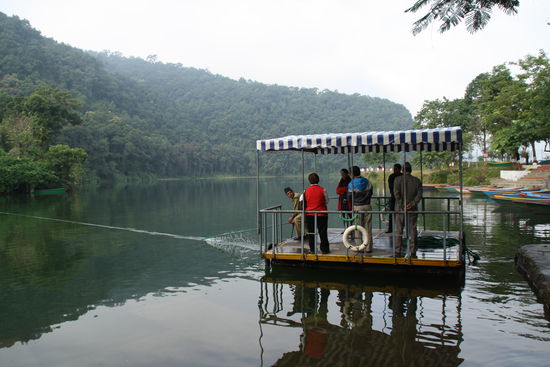 Maximal für 15 Personen, sonst geht das Floss unter...