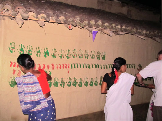 Wandgestaltung mittels Farbe und Händen