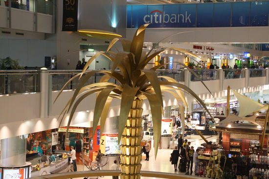Goldene Palmen im Flughafengebäude Dubai