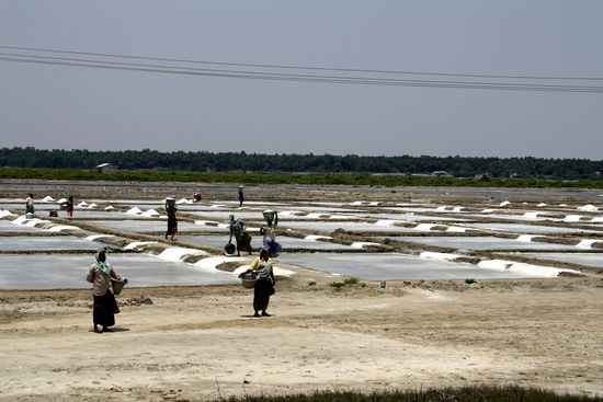 Salzgewinnung in reiner Handarbeit und sengender Hitze