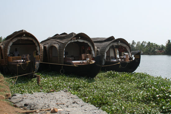 unsere Hausboote mit maximal 3 Zimmern bzw. 6 Passagieren und 3 Personen Besatzung