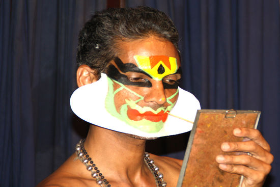 Grün ist die Farbe der Götter, eine durchschnittliche Ausbildung zum Tänzer dauert 8 Jahre bis alles gelernt ist