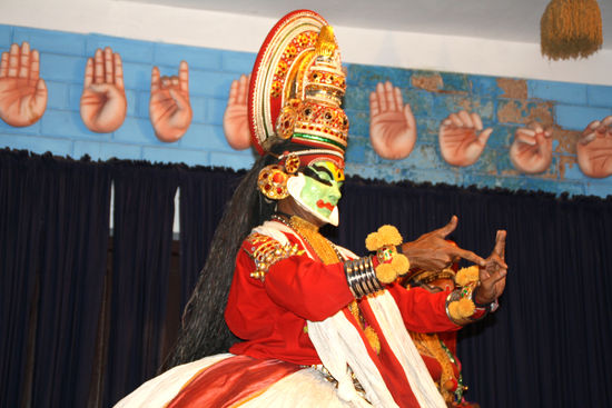 36 Abwandlungen des Blickes sind bekannt und 108 Körperhaltungen mit über 400 verschiedenen Ausdrucksmöglichkeiten