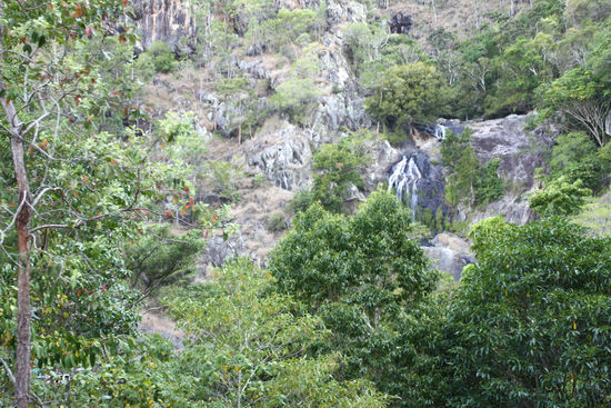 Ein weiterer Wasserfall direkt am Zuggleis