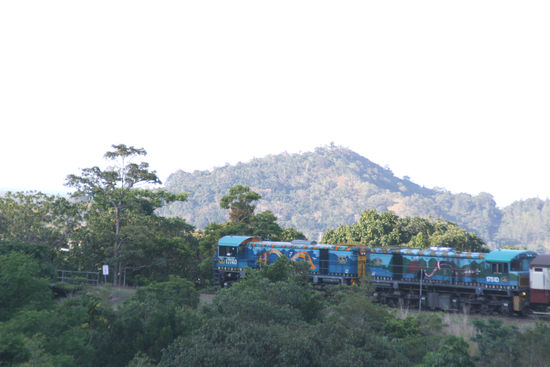 Die farbenfrohen Loks des Zuges
