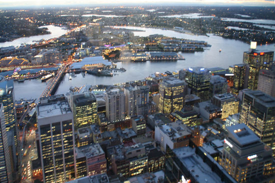 Sydney mit Harbour Bridge und Hafengebiet
