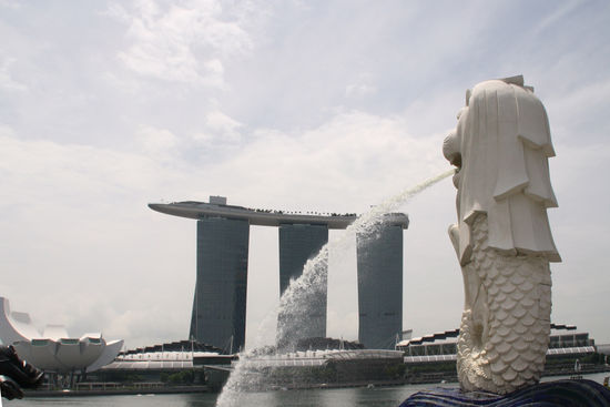 Der 8 m hohe Merlin mit dem Spielcasino und Hotel Marina Bay Sands mit seinen 56 Etagen, dem Wahrzeichen von Singapur