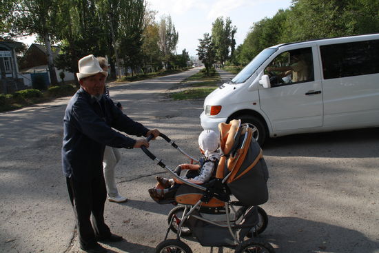 Alter Kirgise mit Enkel