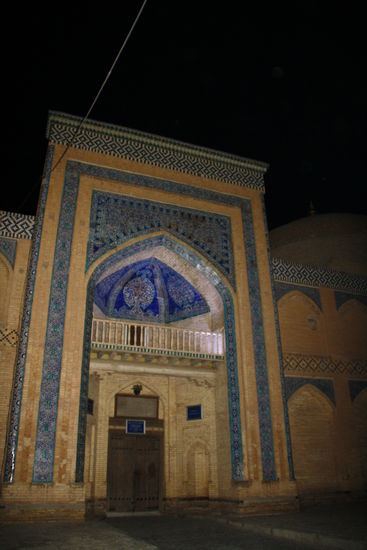 Eingangsportal der Medrese in der Nacht