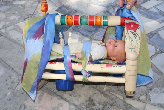 Babywiege mit Pampersstäbchen und Auffangtöpfchen