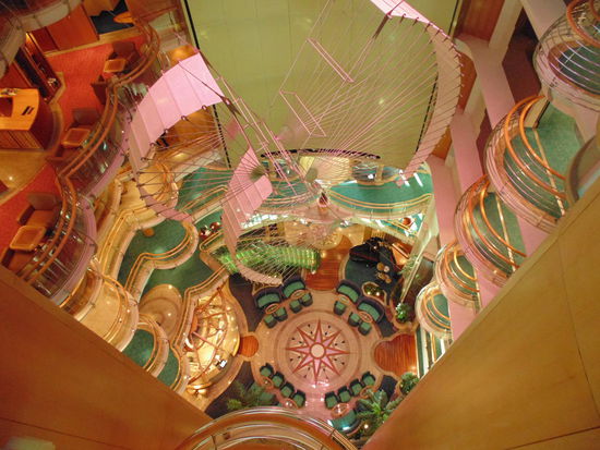 Blick von Deck 11 auf Deck 4 durchs Atrium