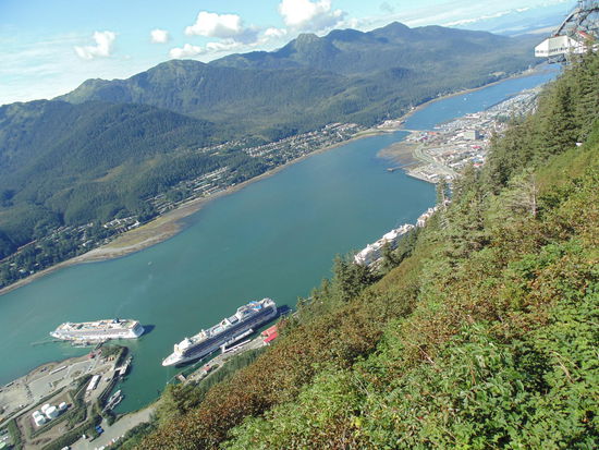 Blick vom Berg zurück zum Schiff