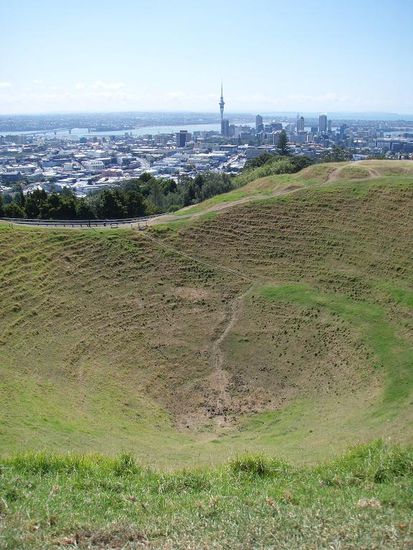 Mount Eden, ein Vulkankrater. Im Hintergrund sieht man die Harbour Bridge.
