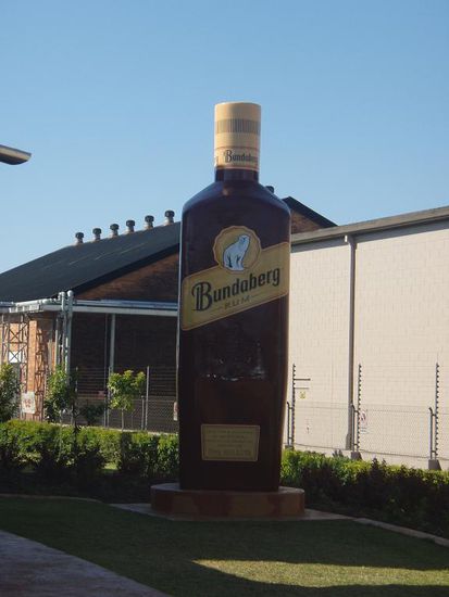 Eine ueberdimensionierte Rumflasche