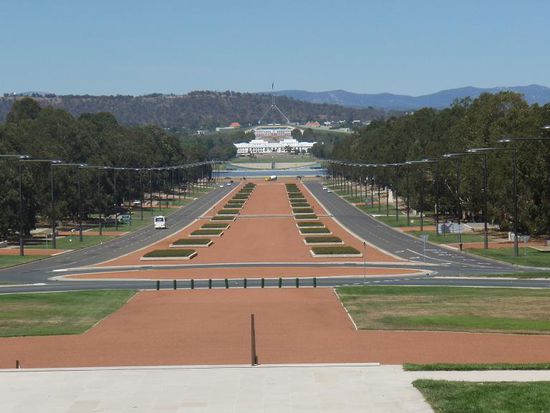 Old Parliament House und Parliament House, Blick vom War Memorial