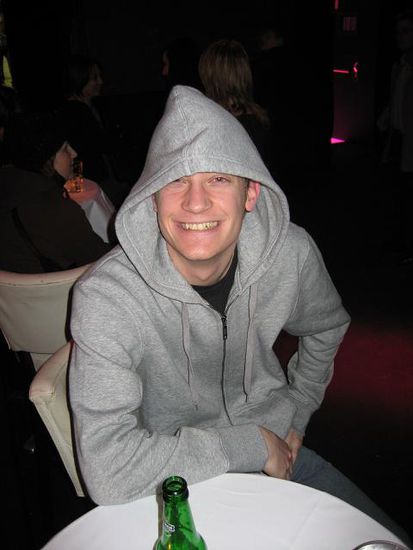 mc gödl kurz bevor er aufen tisch gesprugen is und angefangen hat zu rappen!