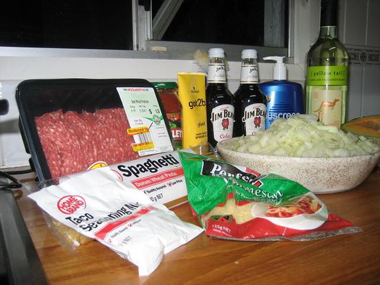 gemeinsame kochsession, rechts so ca nkilo onions....hoehoe