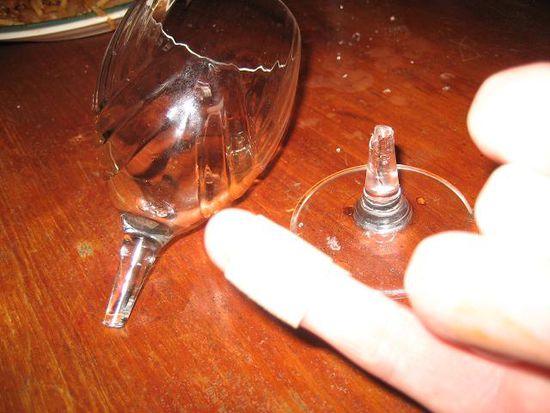 haben wein getrunken, irgendwie hab ichs geschafft, mir das weinglass voll innen kleinen finger zu hauen... sieht jetzt mit dem mikrigen plast nicht so krass aus wies war... ;D