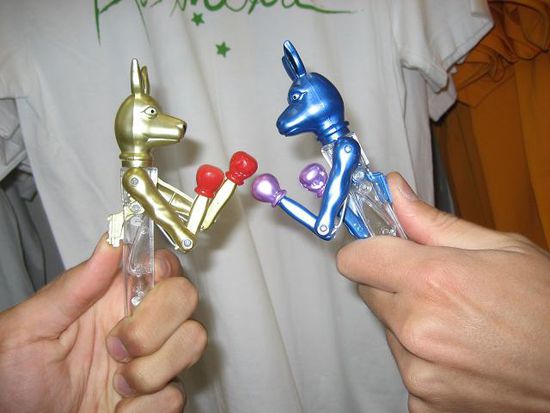 kugelschreiber werden hier als alles getarnt; plastikfinger, die furzen wenn man dranzieht, oder eben boxende kangoroos