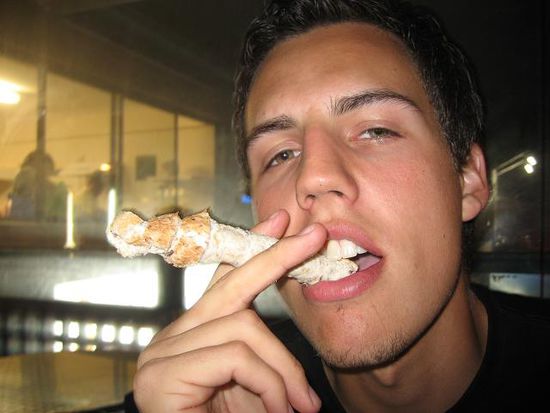 dieser junge mann hier hat sich einen stumpen aus toastbrot gerollt