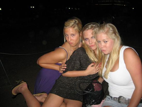 *Stockholm-Pose* performed von Maxime, Charlotte & Eli