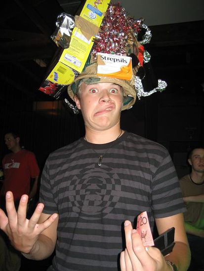 der finnische freak hier gewann den 'mad hat contest'