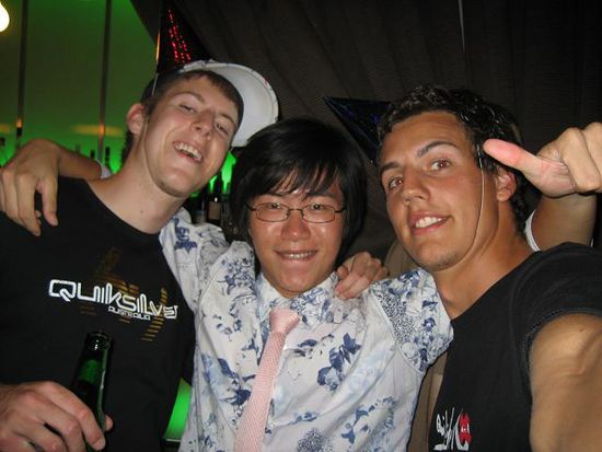 die peters hier haben so extrem originelle partyhuete angezogen und mit dem korrekten chinesen posiert