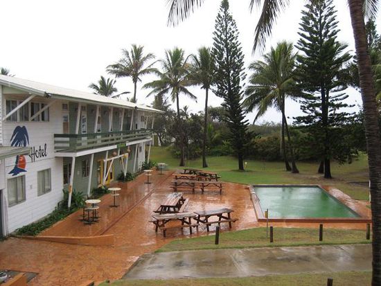 pool neben der beachbar vonner accommodation, hier in wundervollem regen-grauton