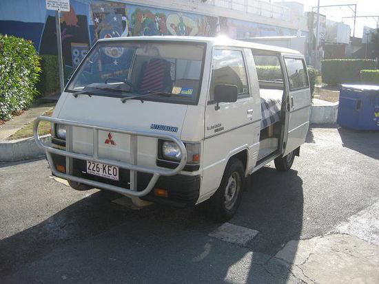 MITSUBISHI L300 - Express
4 Gaenge, 3 Sitzplaetze, 1 Bett