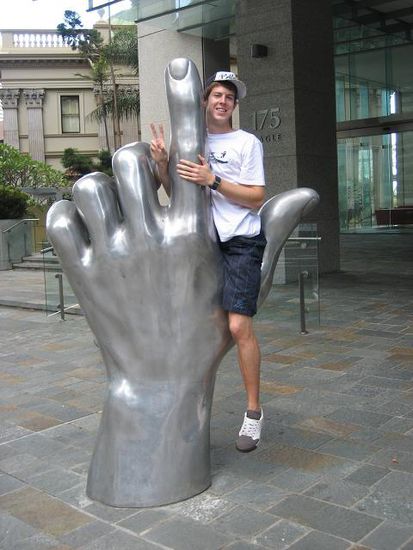 Stolzer Gewinner des Wettbewerbs "Welches Kind besteigt am schnellsten dieses Kunstwerk"
