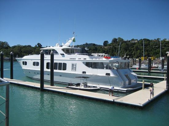mikrige yacht in unserem hosthafen