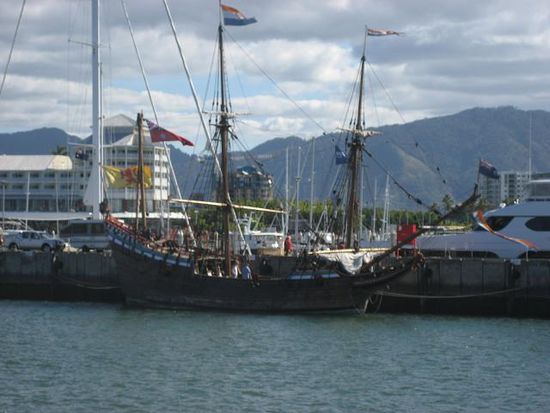 n'piratenschiff begruesste uns bei der heimkehr im hafen