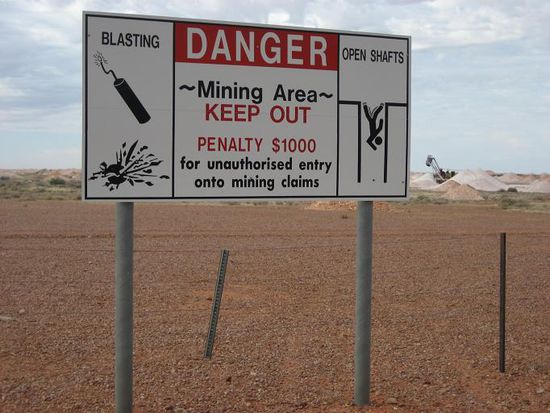 Ankunft bei den Mienen. Busse nachdem man in die Luft gesprengt worden ist... 