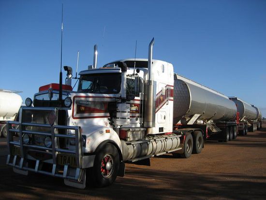 Road Train: 3 Anhaenger! Echt ein Monsterteil...