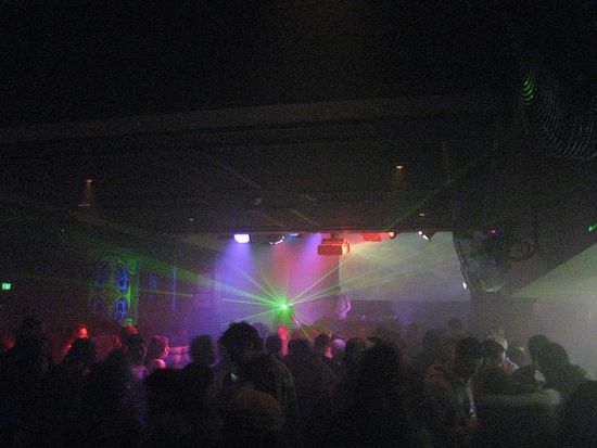 uebler hardcore raveclub, in den ich eher zufaellig als absichtlich reingeraten bin... ;D