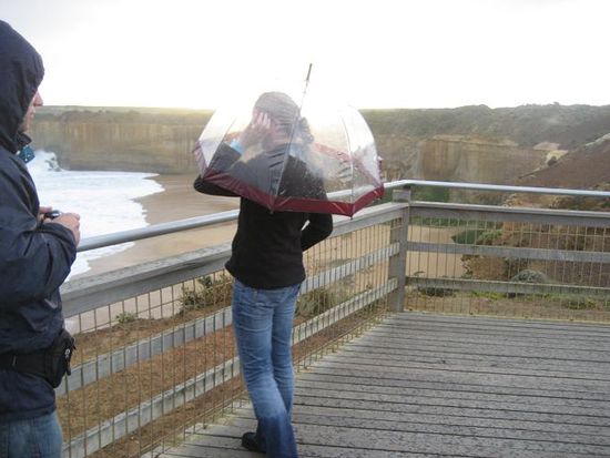Pauline hat sich mit ihrem netten Schirm vor den starken Regenfaellen und Windboen geschuetzt