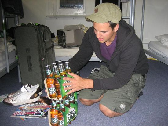 peter versucht sich im bierstapeln!