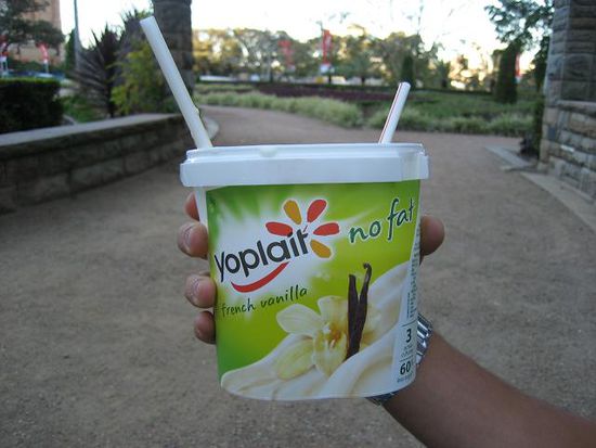 aber ja doch, n'yoplait (?) reinhauen mit mac-straws!