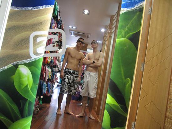 trying on some new boardshorts!!! wenn das nicht krass ist, weiss ich ja auch nicht mehr... sorry.... gorgeous dudes (laut verkaeuferin)