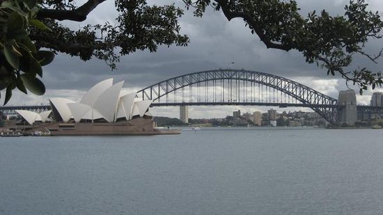 Harbour Bridge mit Opera House, macht auch mit Wolkenhimmel n guten Eindruck