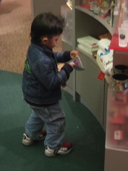 Verwuetscht!!! Michi Jackson hat sich im Souvenirshop dann prompt das teuerste Geschenk ausgesucht, ausgepackt und mitgenommen. 