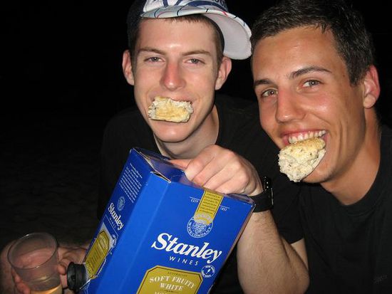 start @the beach with very ugly wine! kann man grad im 4 liter-kanister kaufen. nie mehr!