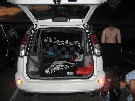 Unser Bett und Auto. seeehr unkonfortabel. 5 Leute schlafend in einem Auto. Sehr hart, aber herzlich!