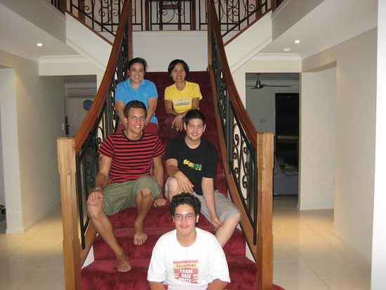 Bisherige Host-Family von Heinz: Josie (Host-Mom), ihre Cousine, ME, James und Jeremy