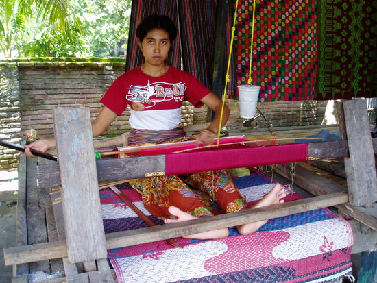 Weberei (sehr aufwendig)
2 Monate fuer einen Sarong!!!