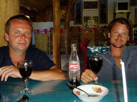 In unserer anonymen ARAK-Bar (offiziell bestellten wir nur Cola und schenkten uns aus der Wasserflasche Arak nach)