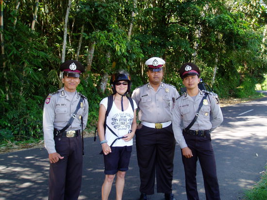 Fotosession nach einer Verkehrskontrolle (diesmal glaubten die immer freundlichen und hilfsbereiten Polizisten der Reisepass sei mein Führerschein)