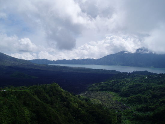 mit seinem dazugehörigen alten Kratersee ...