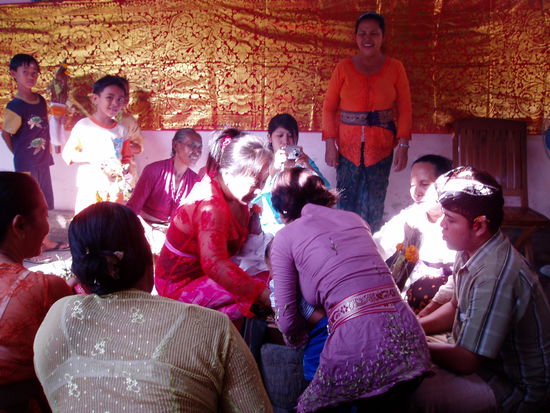 in lila die Mutter mit dem kleinen Racker ...